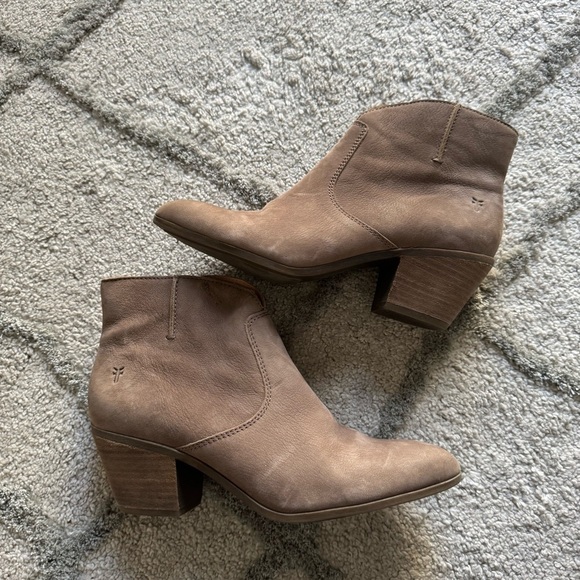 Frye Leather Ankle Boots booties Pointed Toe Gray Side Zip heels Size 9 - Picture 5 of 10